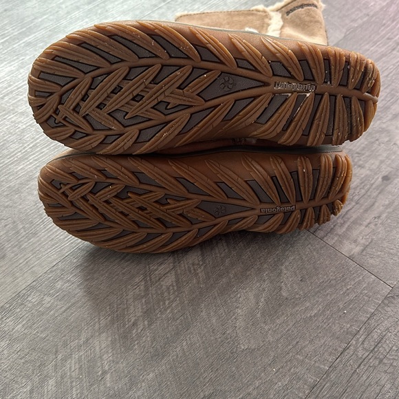 Patagonia boots 8.5 - Picture 3 of 3